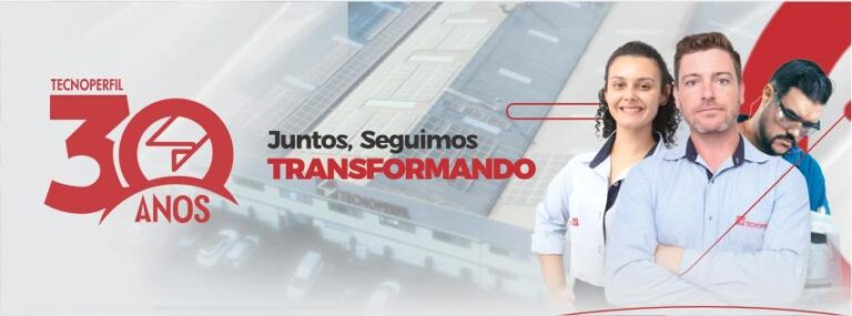 Banner em comemoração aos 30 anos da Tecnoperfil com o selo de 30 anos e a frase "Juntos, seguimos transformando". Ao lado direito, imagem da equipe da Tecnoperfil.